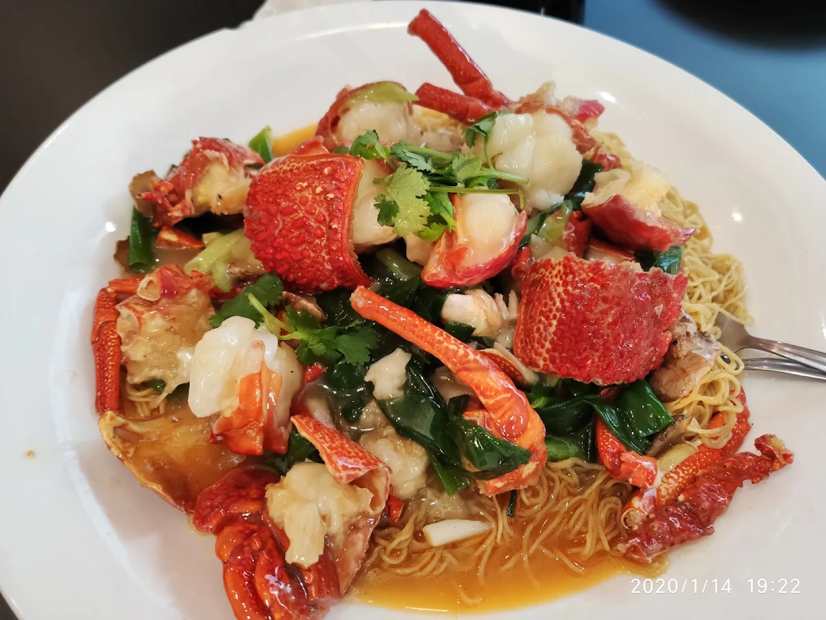 seafood combination on crispy egg noodles 海鲜炒面